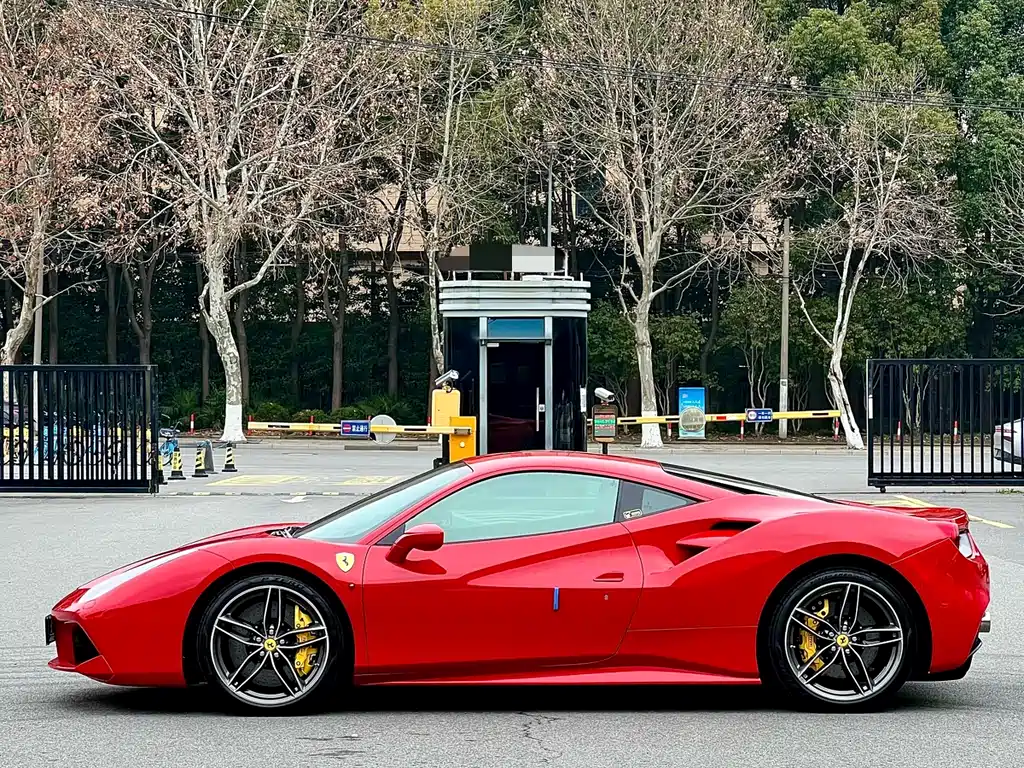 FERRARI 488
