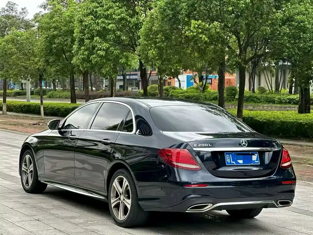 Mercedes-Benz E-Class — миниатюра 9