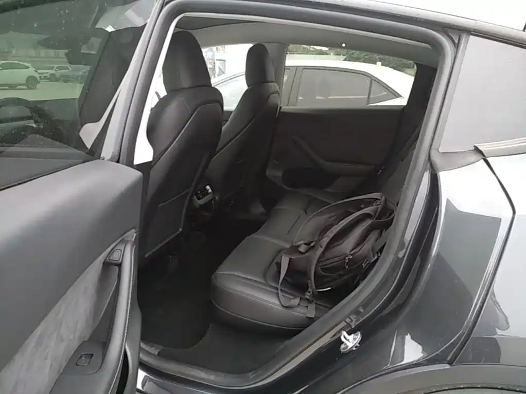 Tesla Model Y — миниатюра 17