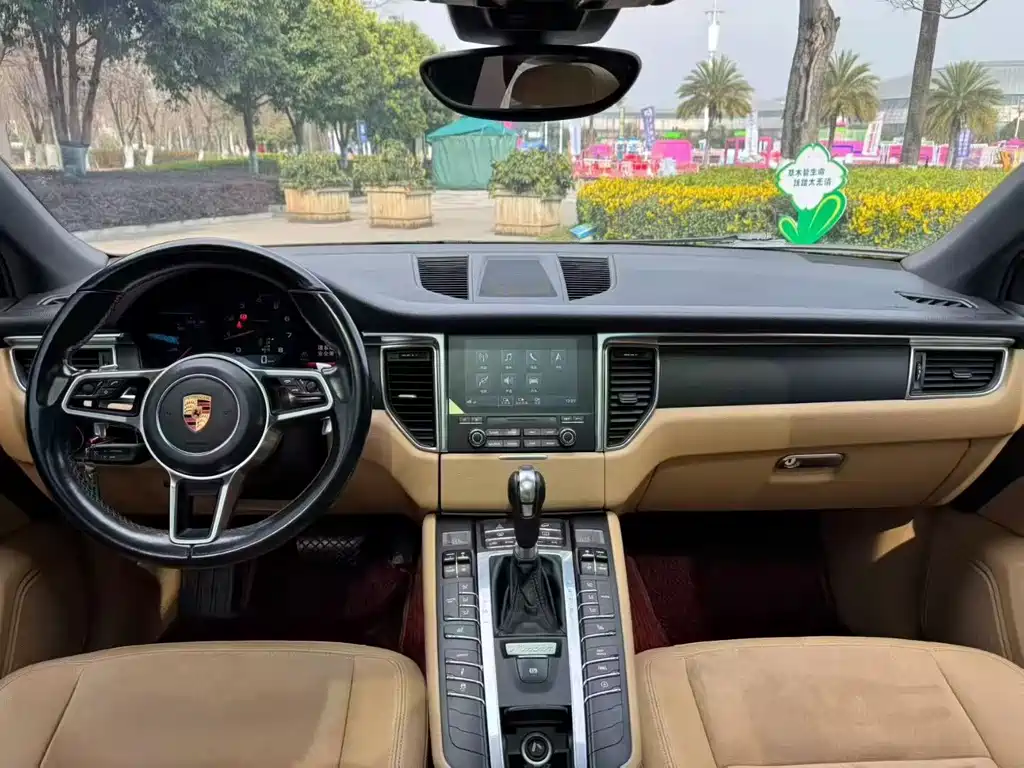 PORSCHE MACAN