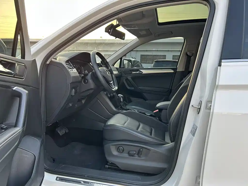 Volkswagen Tiguan L L 2021 330TSI AT Smart