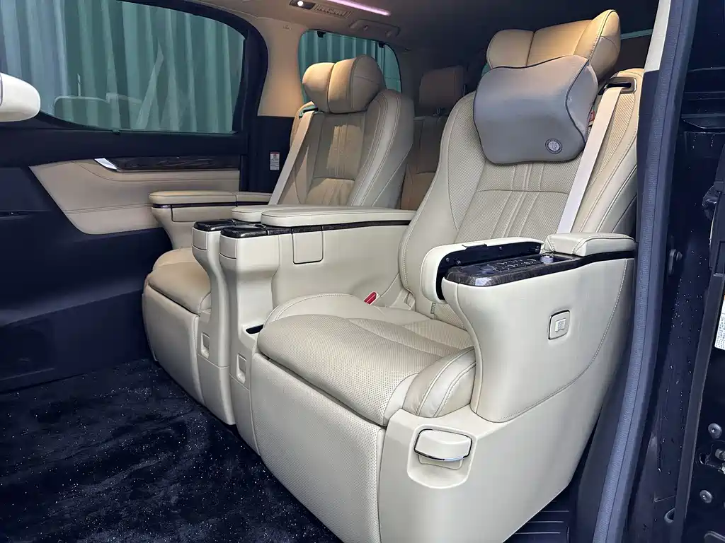 Toyota Alphard — миниатюра 8