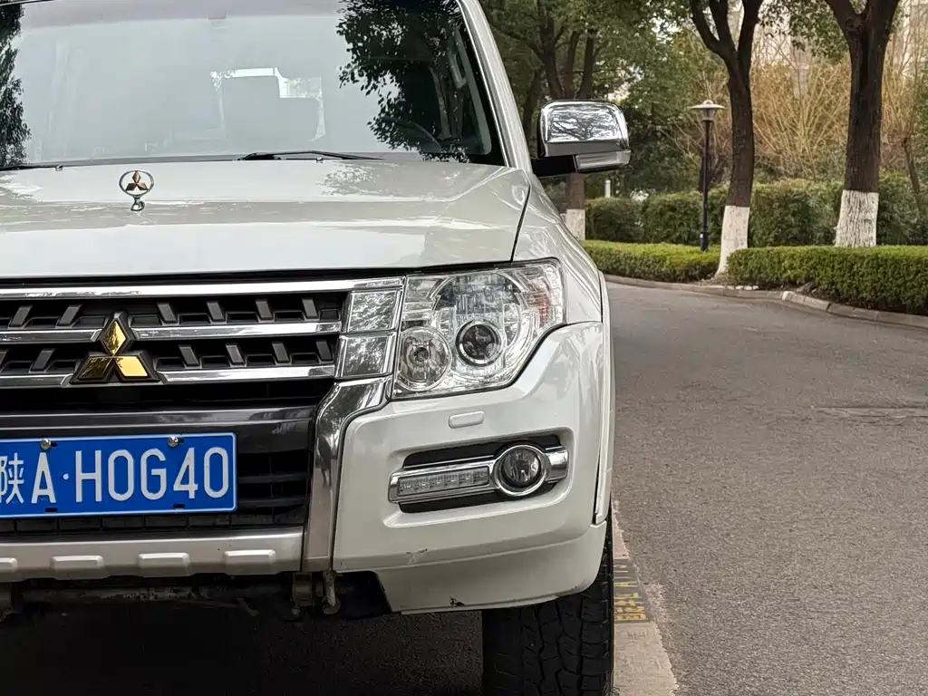MITSUBISHI PAJERO