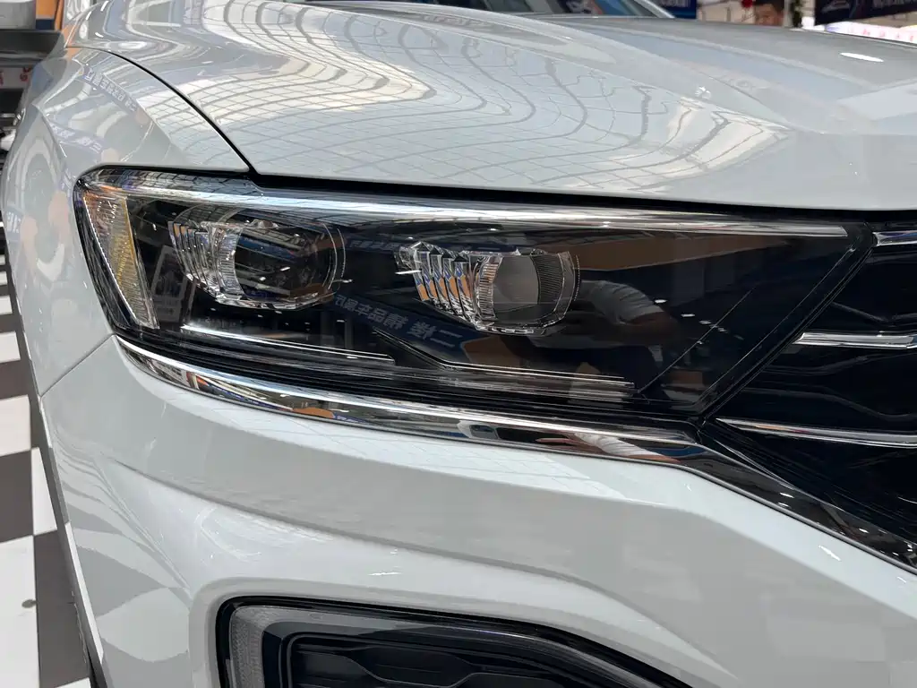 Volkswagen T-Roc — миниатюра 23