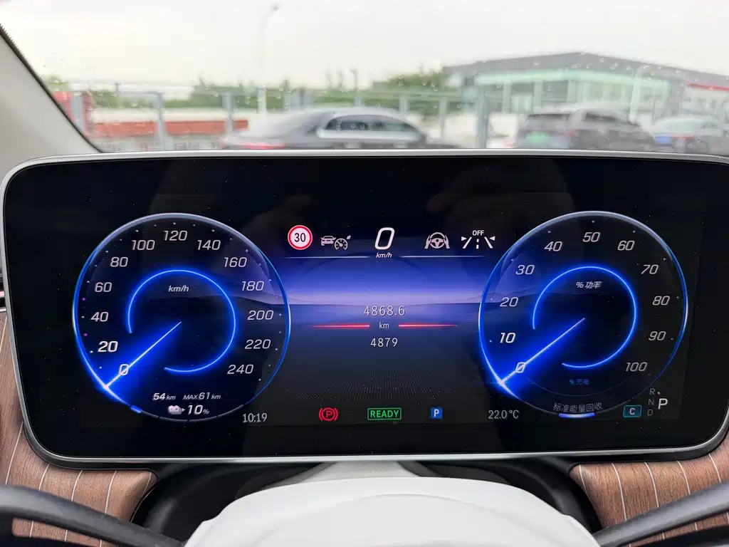 Mercedes-Benz EQE SUV — миниатюра 14
