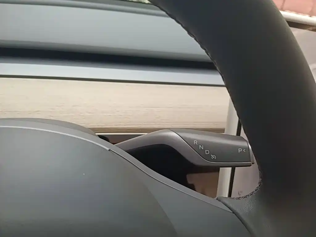 Tesla Model Y — миниатюра 14