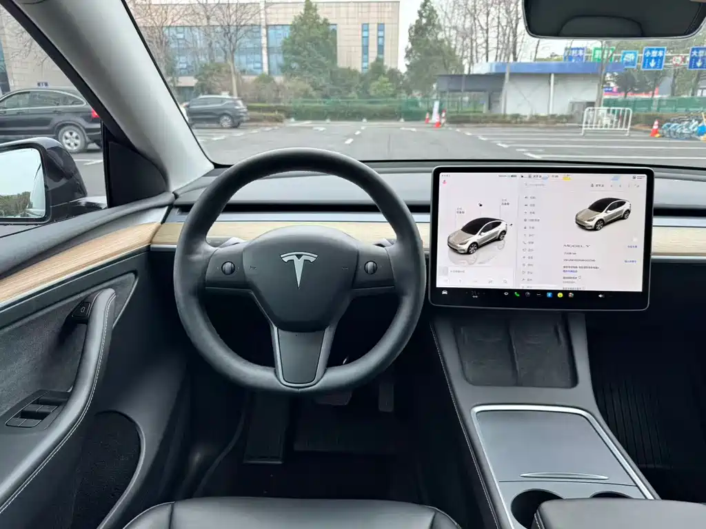 TESLA MODEL Y
