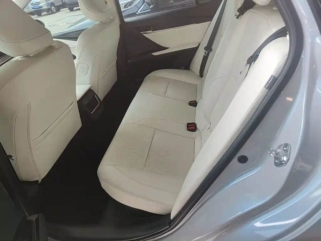 Toyota Camry — миниатюра 17