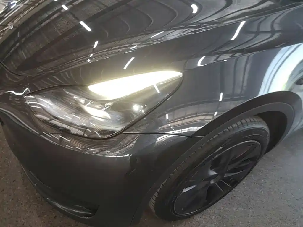 Tesla Model Y — миниатюра 24