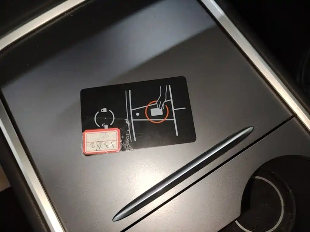 Tesla Model Y — миниатюра 9