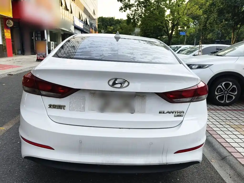 Hyundai Elantra — миниатюра 6