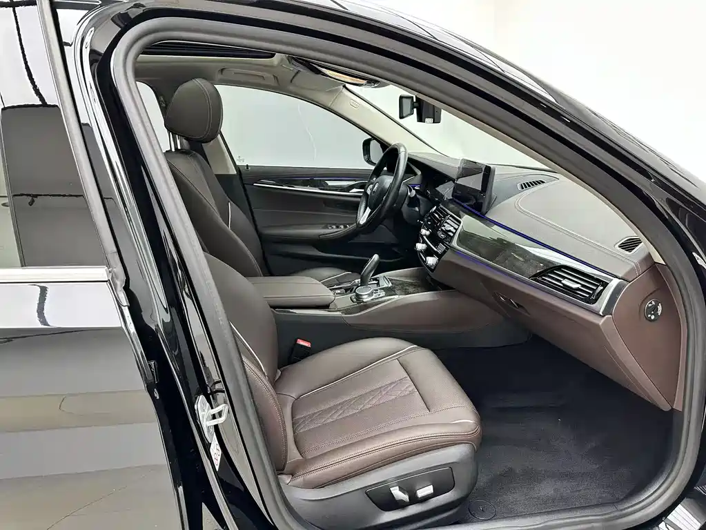 BMW 5 Series — миниатюра 4