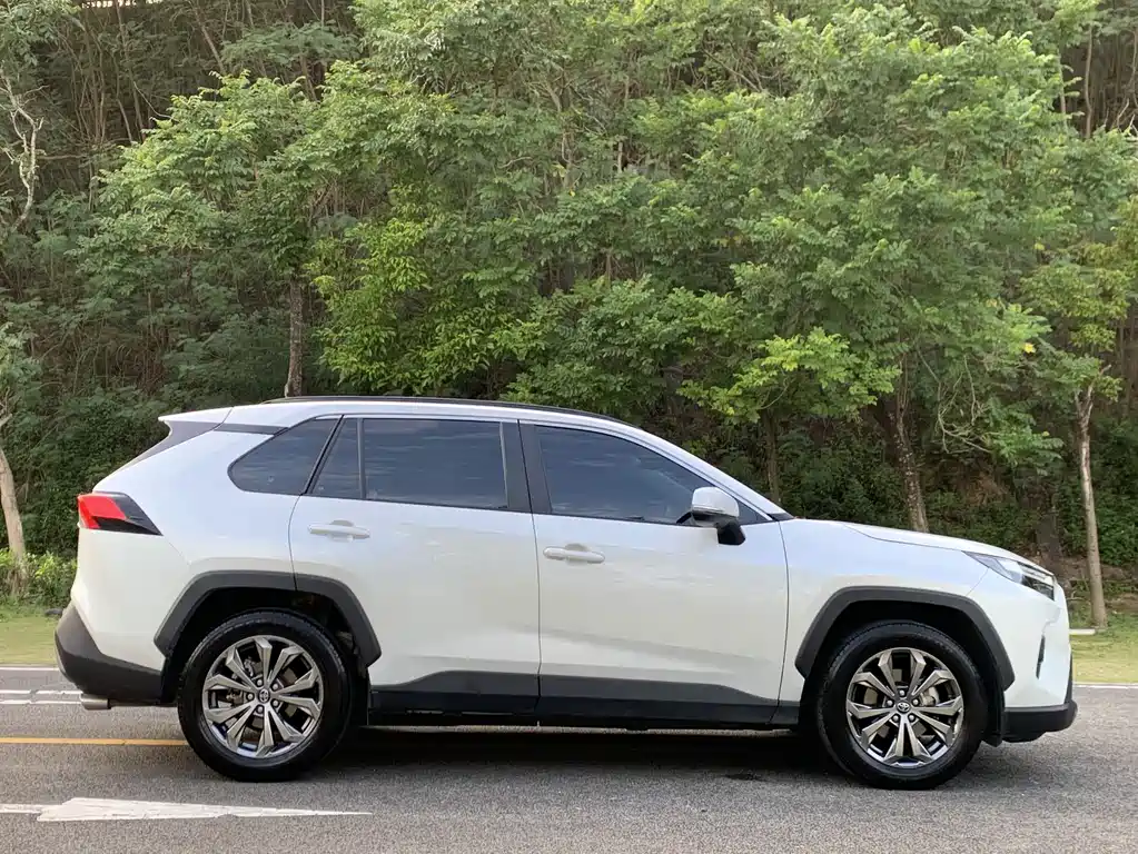 Toyota RAV4 — миниатюра 10