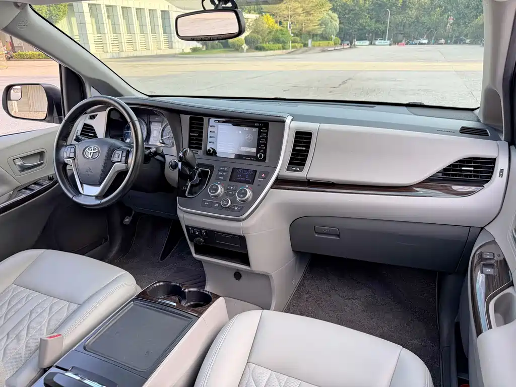 Toyota Sienna — миниатюра 10