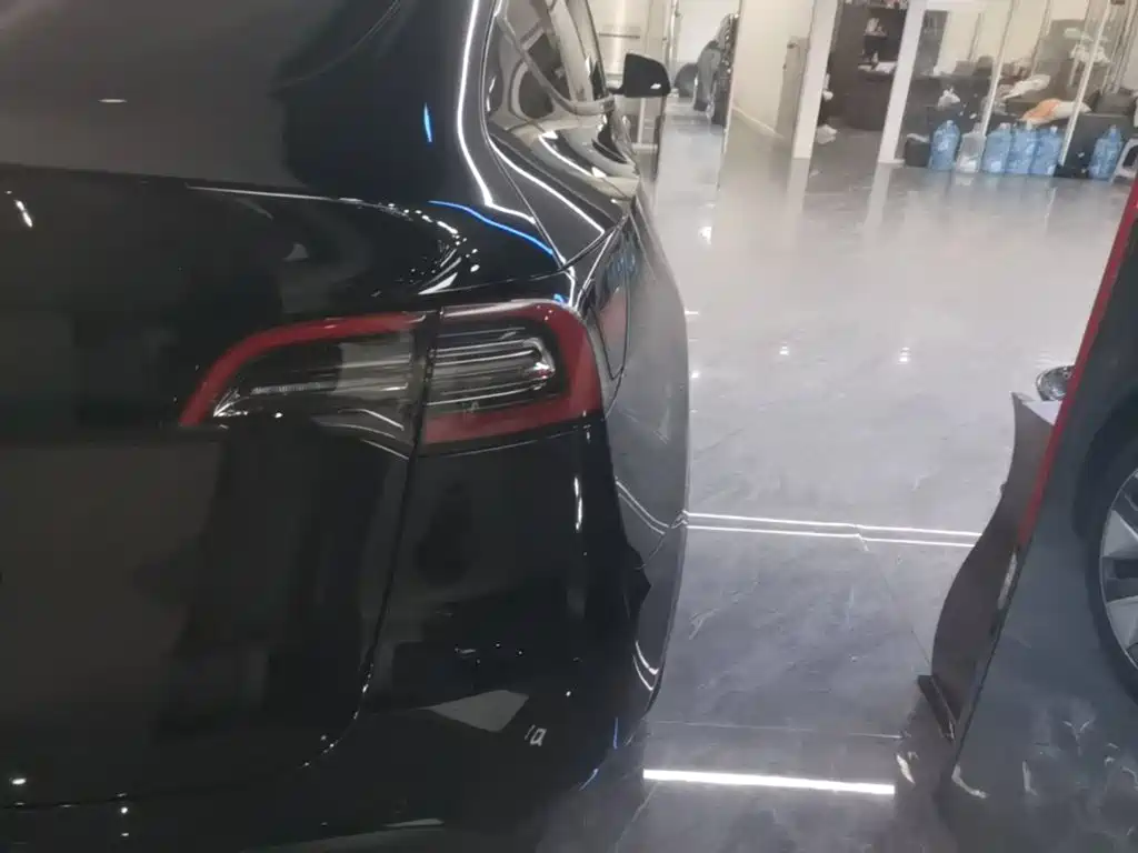 Tesla Model Y — миниатюра 8
