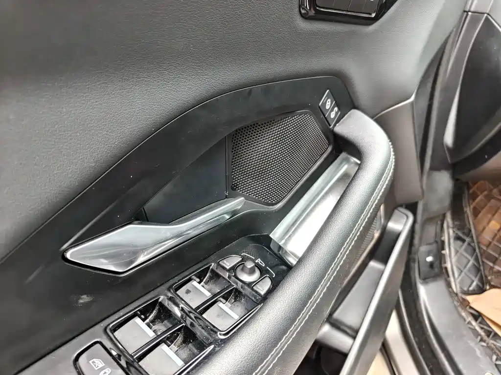 Jaguar E-PACE — миниатюра 8