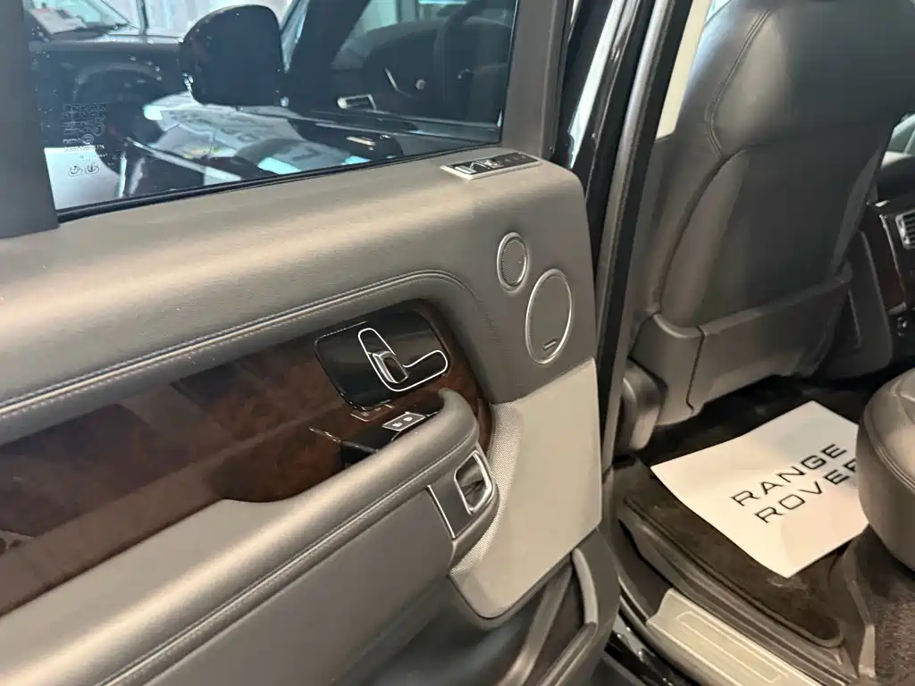 Land Rover Range Rover — миниатюра 9