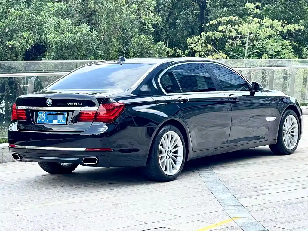 BMW 7 Series — миниатюра 6