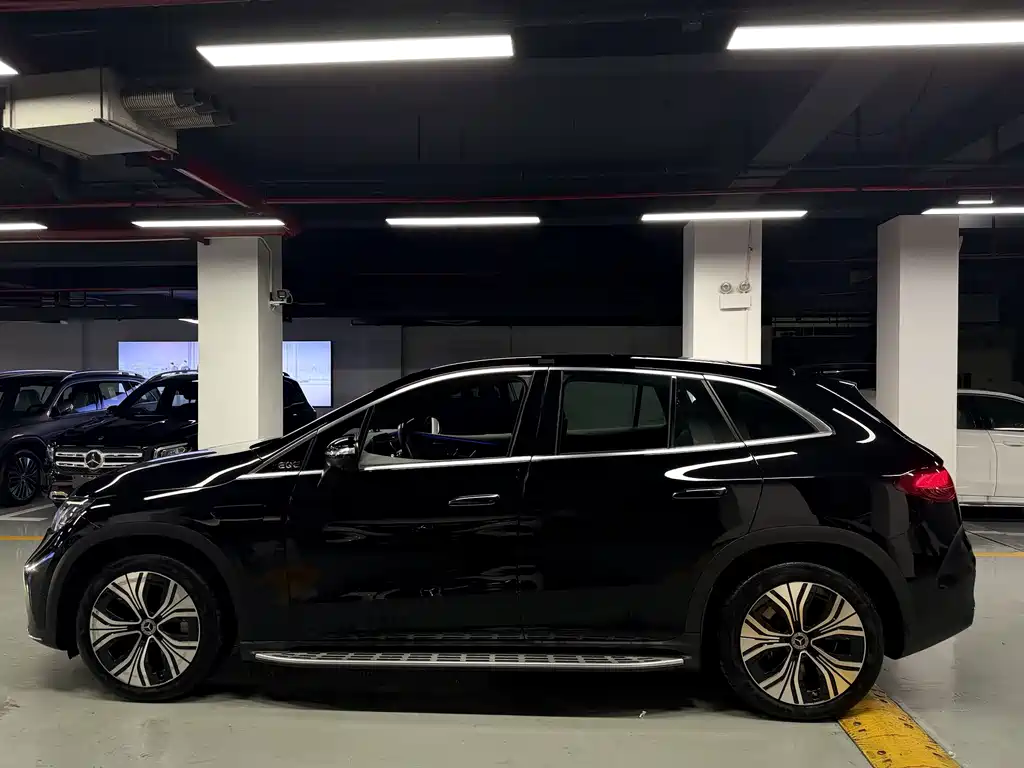 Mercedes-Benz EQE SUV — миниатюра 11