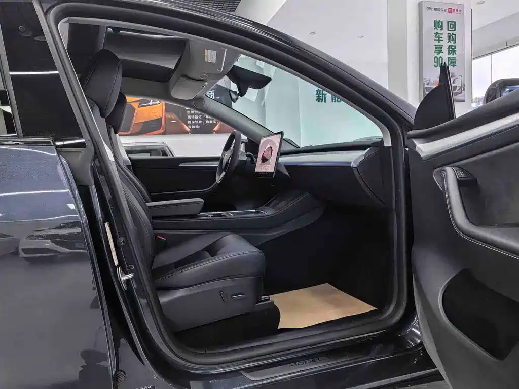 Tesla Model Y — миниатюра 10