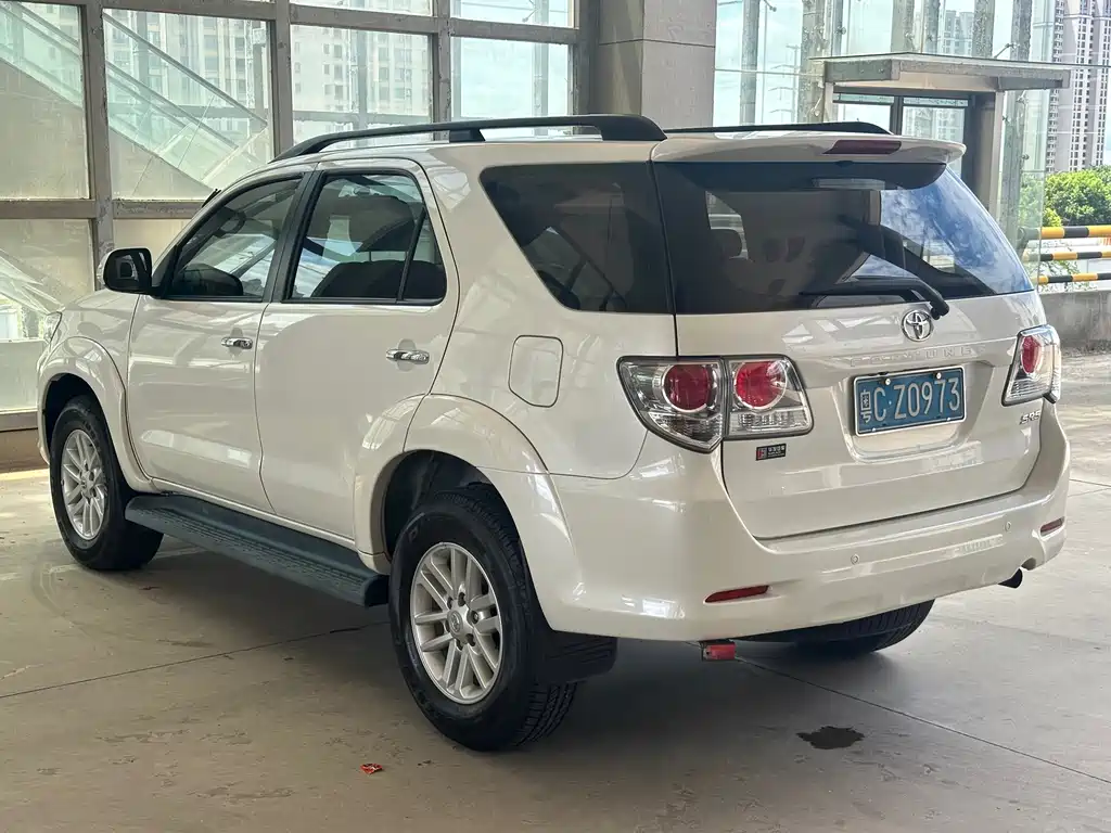 Toyota Fortuner — миниатюра 4