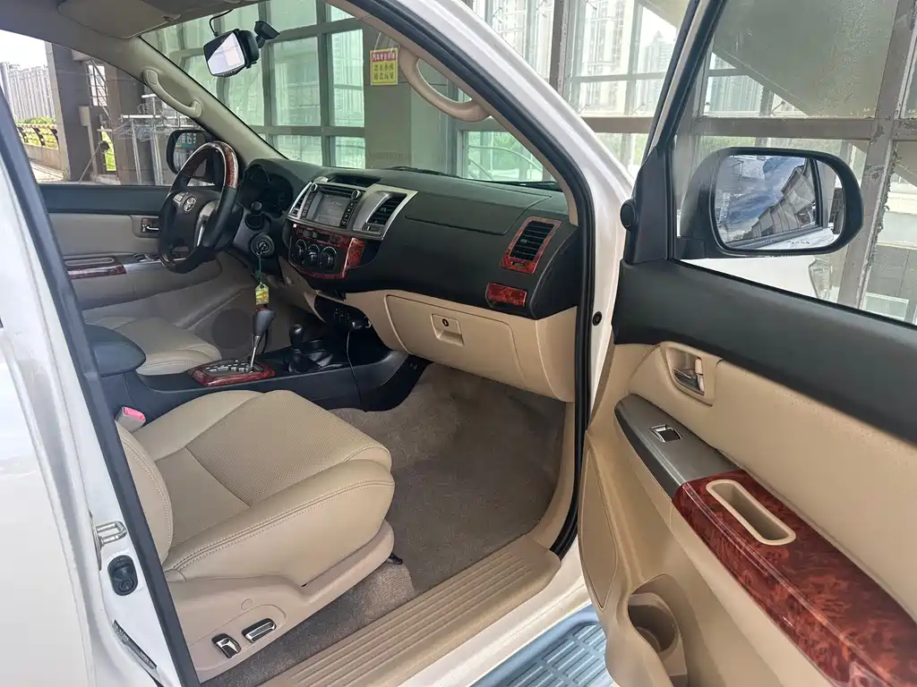 Toyota Fortuner — миниатюра 16