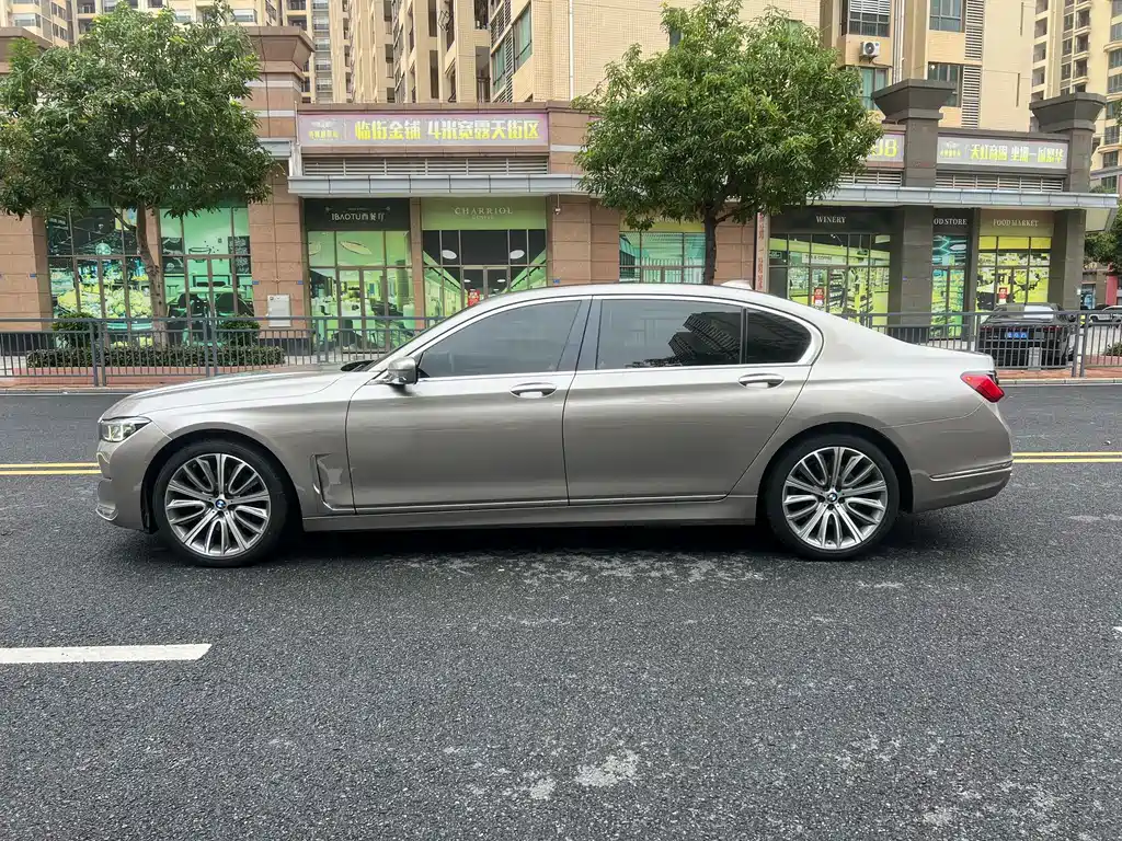 BMW 7 Series — миниатюра 6