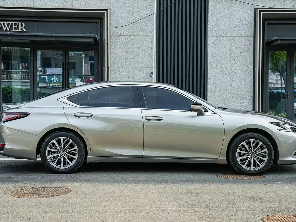 Lexus ES 2025 300h Premium