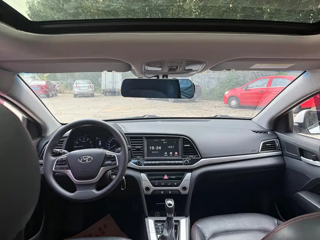 Hyundai Elantra — миниатюра 12