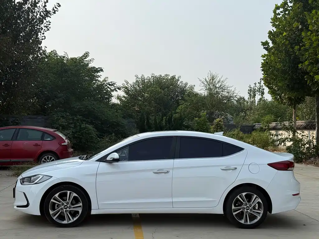 Hyundai Elantra — миниатюра 3