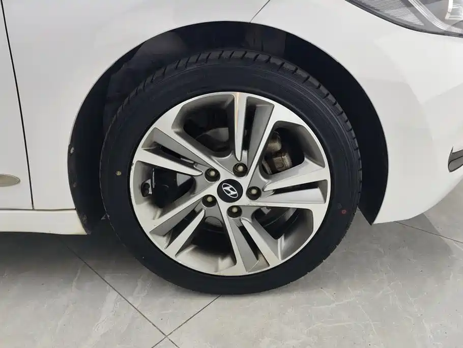 Hyundai Elantra — миниатюра 6
