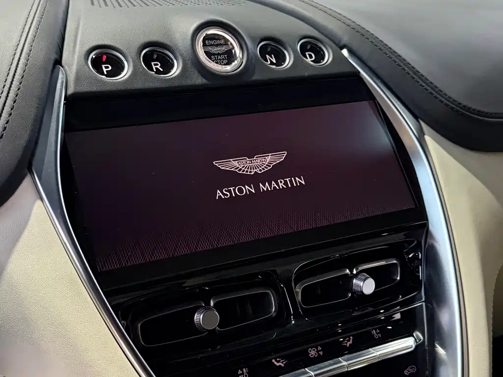 Aston Martin DBX — миниатюра 7