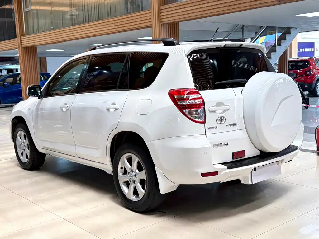 Toyota RAV4 — миниатюра 4