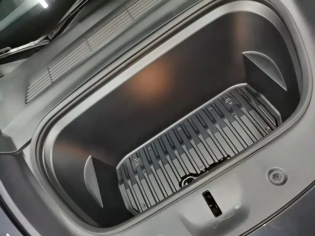 Tesla Model Y — миниатюра 20