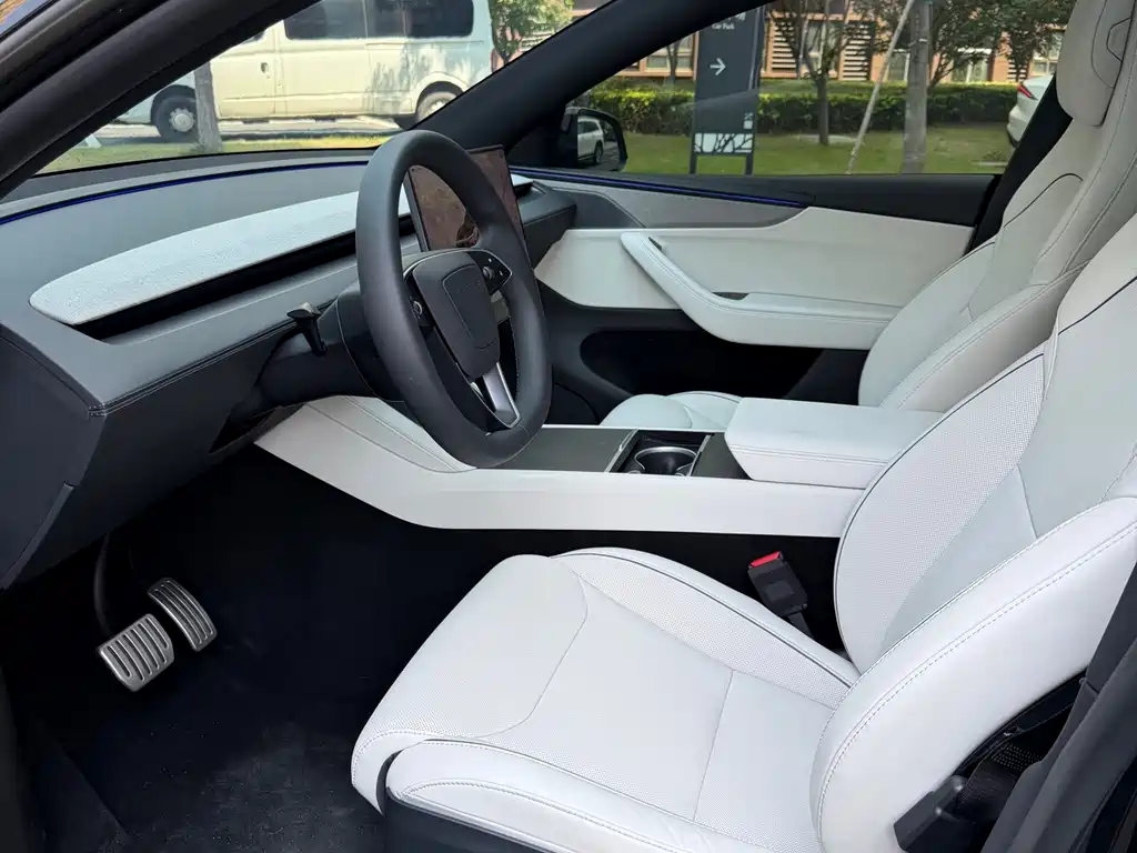 Tesla Model Y L — миниатюра 13