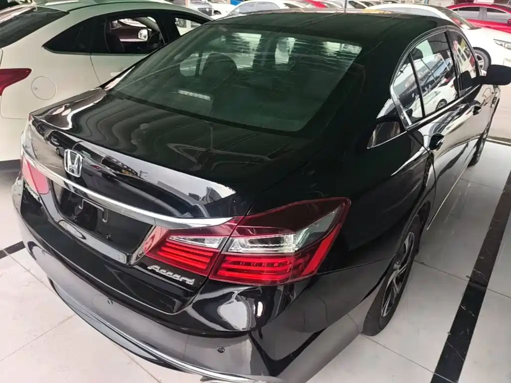 Honda Accord — миниатюра 7