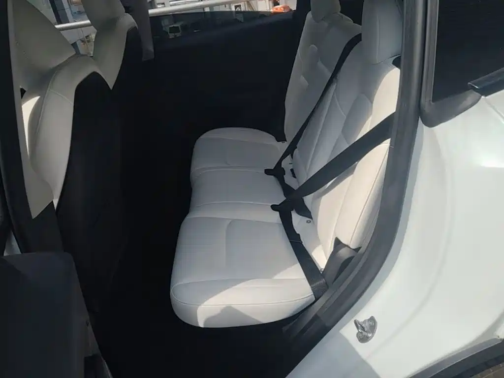 Tesla Model Y — миниатюра 17