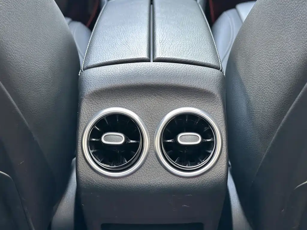 Mercedes-Benz GLB — миниатюра 17