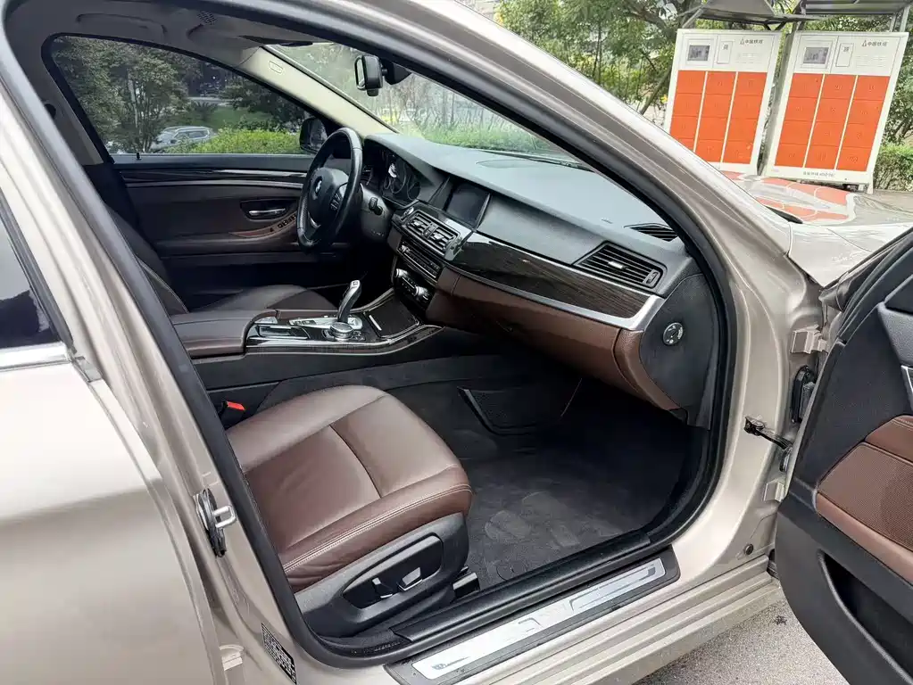BMW 5 Series — миниатюра 7