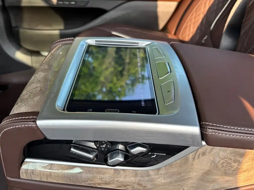 BMW 7 Series — миниатюра 13