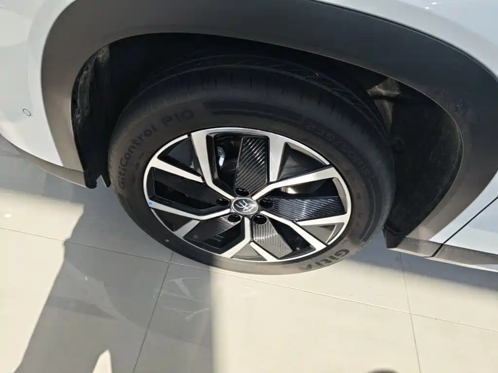 Заказать BYD L DM-i 2026 года за 2 667 819 ₽  из Китая