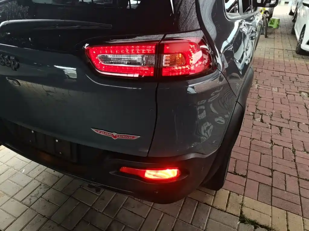 Jeep Cherokee (Import) — миниатюра 8