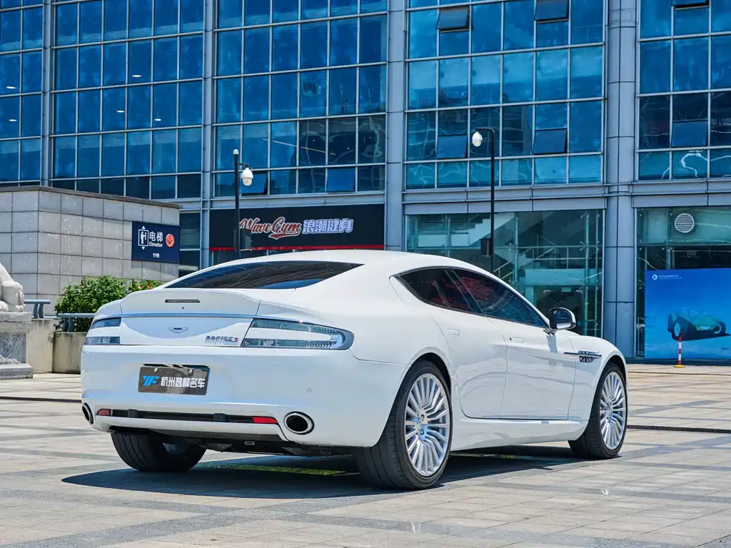 Aston Martin Rapide — миниатюра 9