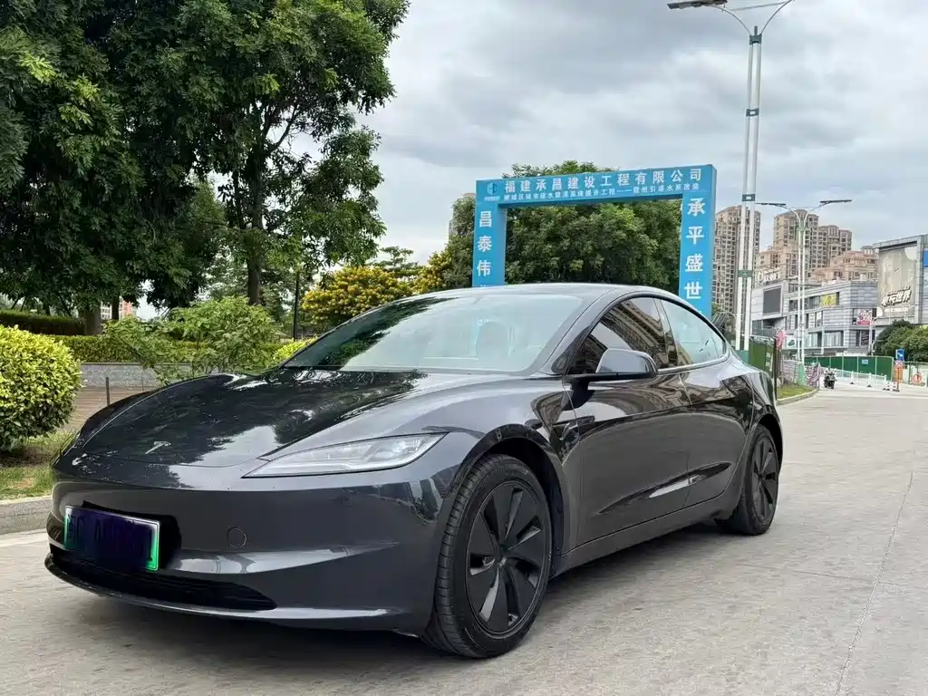 TESLA MODEL 3
