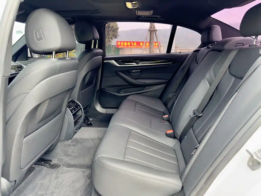 BMW 5 Series — миниатюра 6