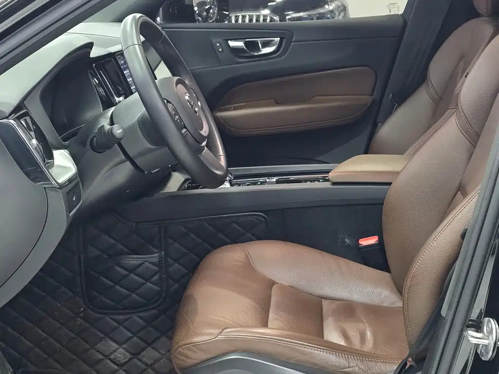 Volvo XC60 2023 B5 Luxury