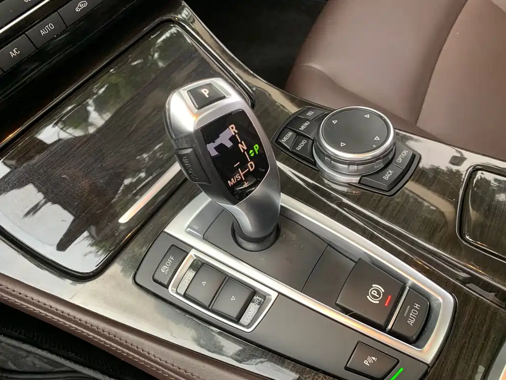 BMW 5 Series — миниатюра 15