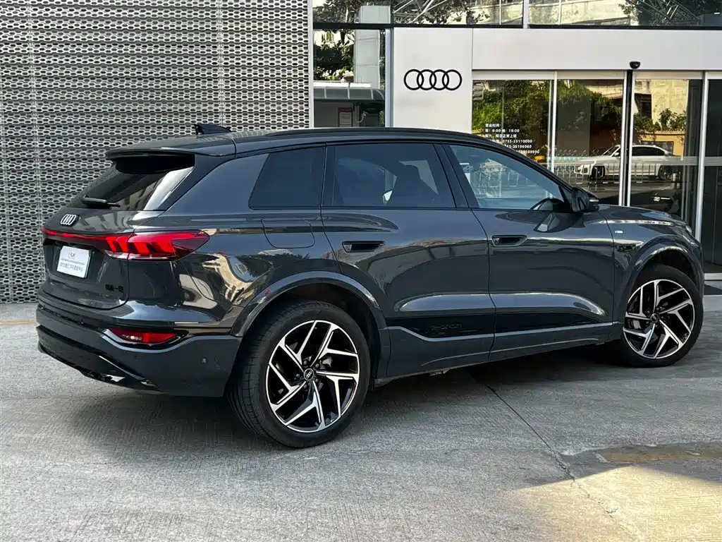 AUDI Q6L E TRON
