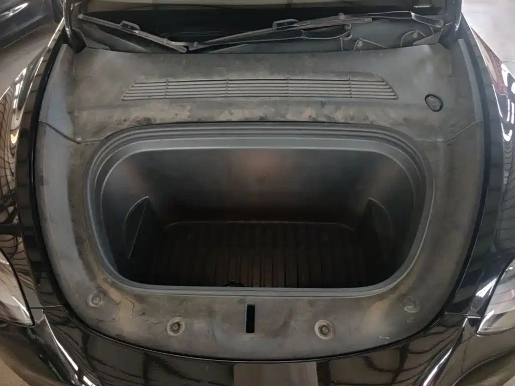 Tesla Model Y — миниатюра 20