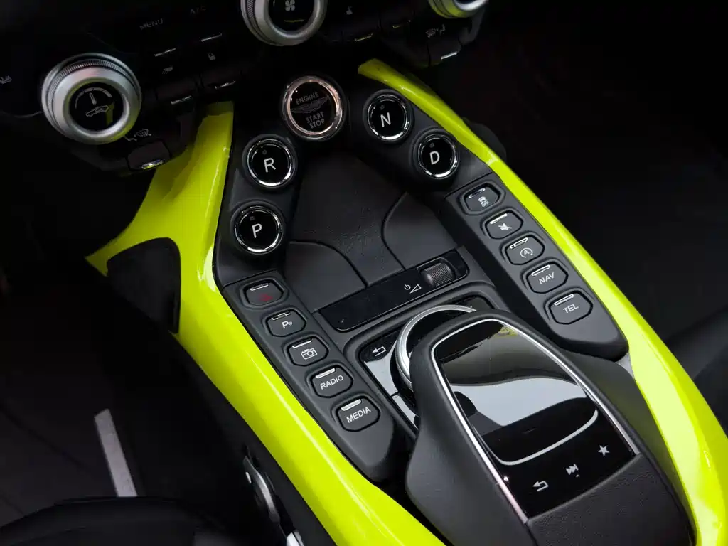 Aston Martin V8 Vantage — миниатюра 24